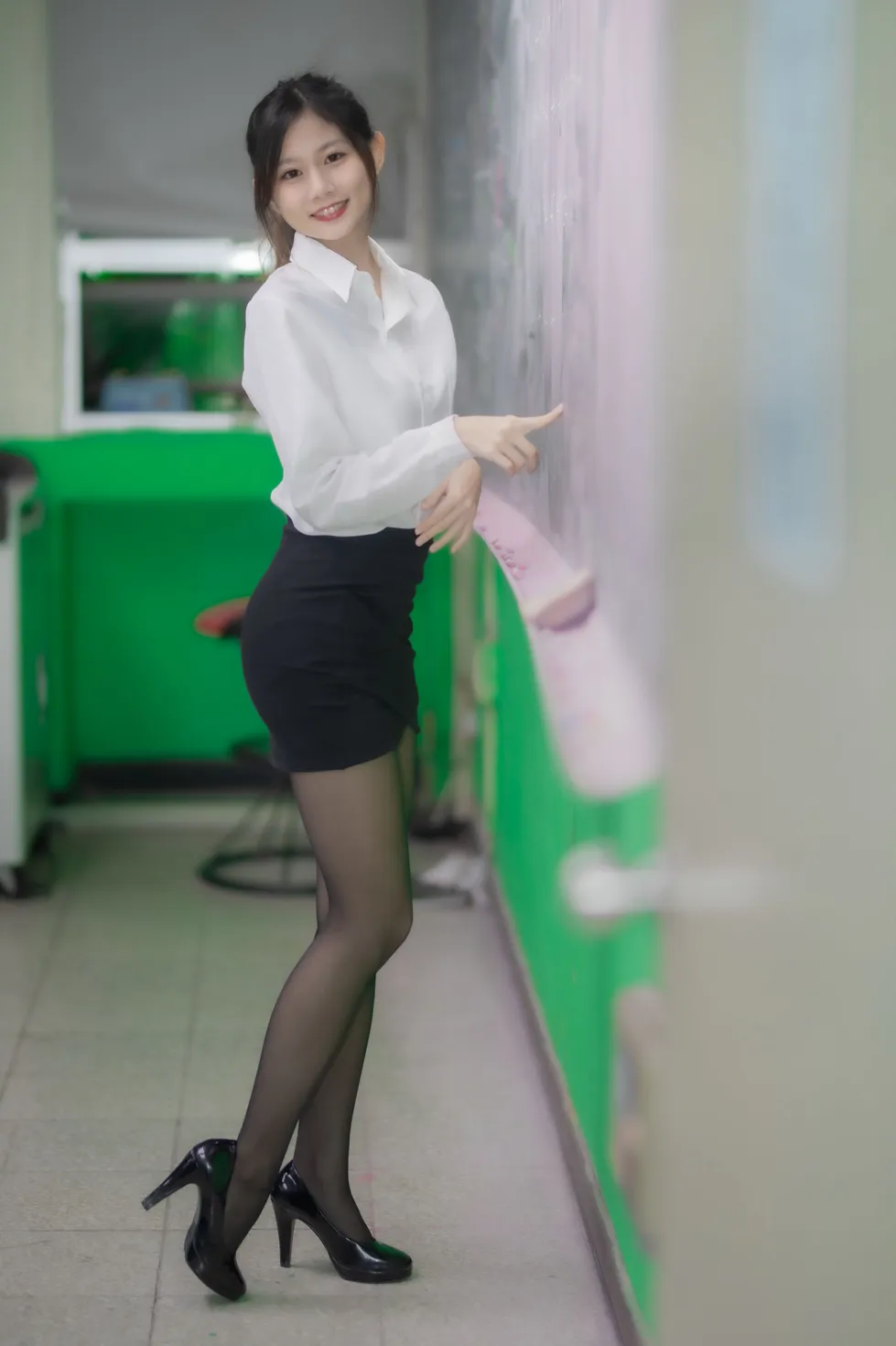 [Mzsock] NO.128 Dolly Liu OL black silk high heels beautiful legs street photography#[31P]-24